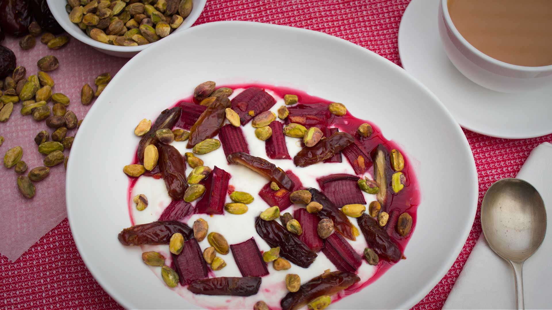 Spiced rhubarb with dates and yoghurt - Multix