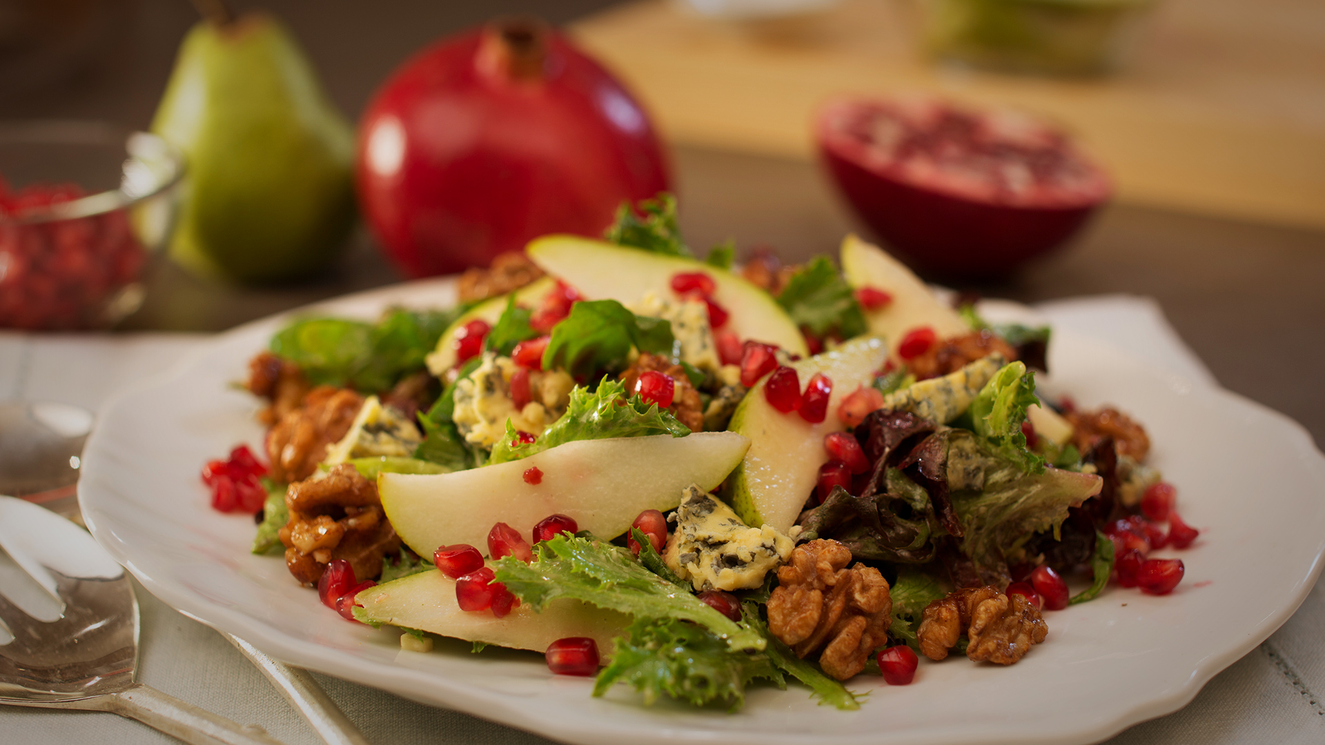 Pear pomegranate blue cheese salad with candied walnuts Multix